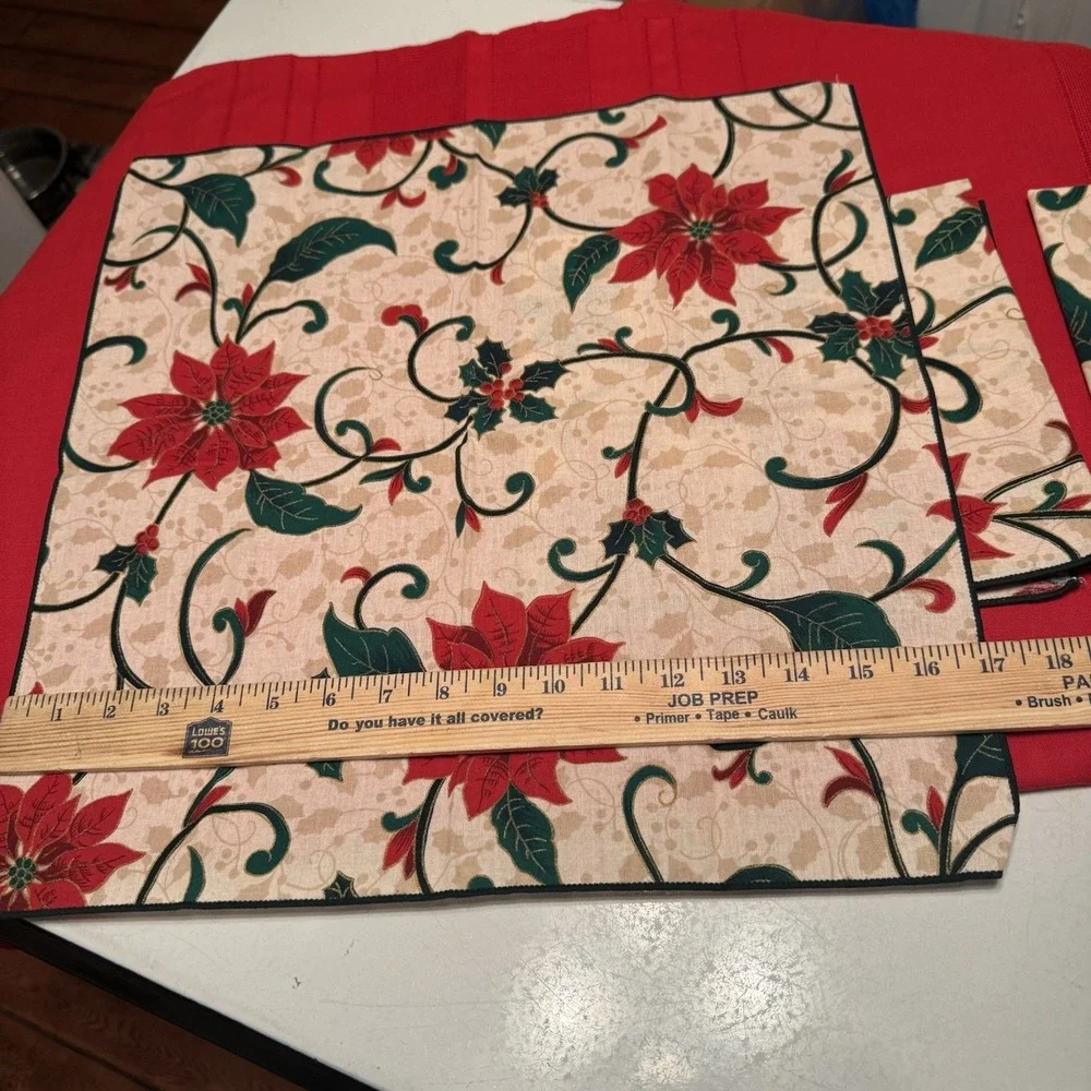 Christmas Red Table Cloth 56x80  And 4 Poinsettia Napkins 17x17‎ Traditional